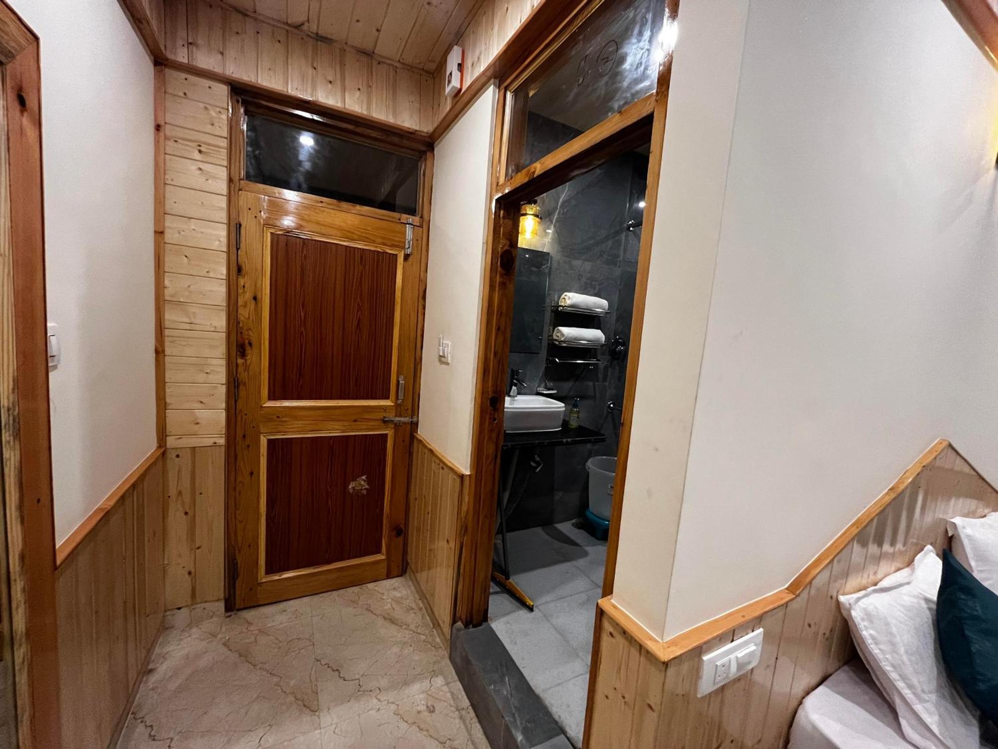 Hotel Mid Orchard Kasol L River Side -Pure Veg Hotel Bagian luar foto