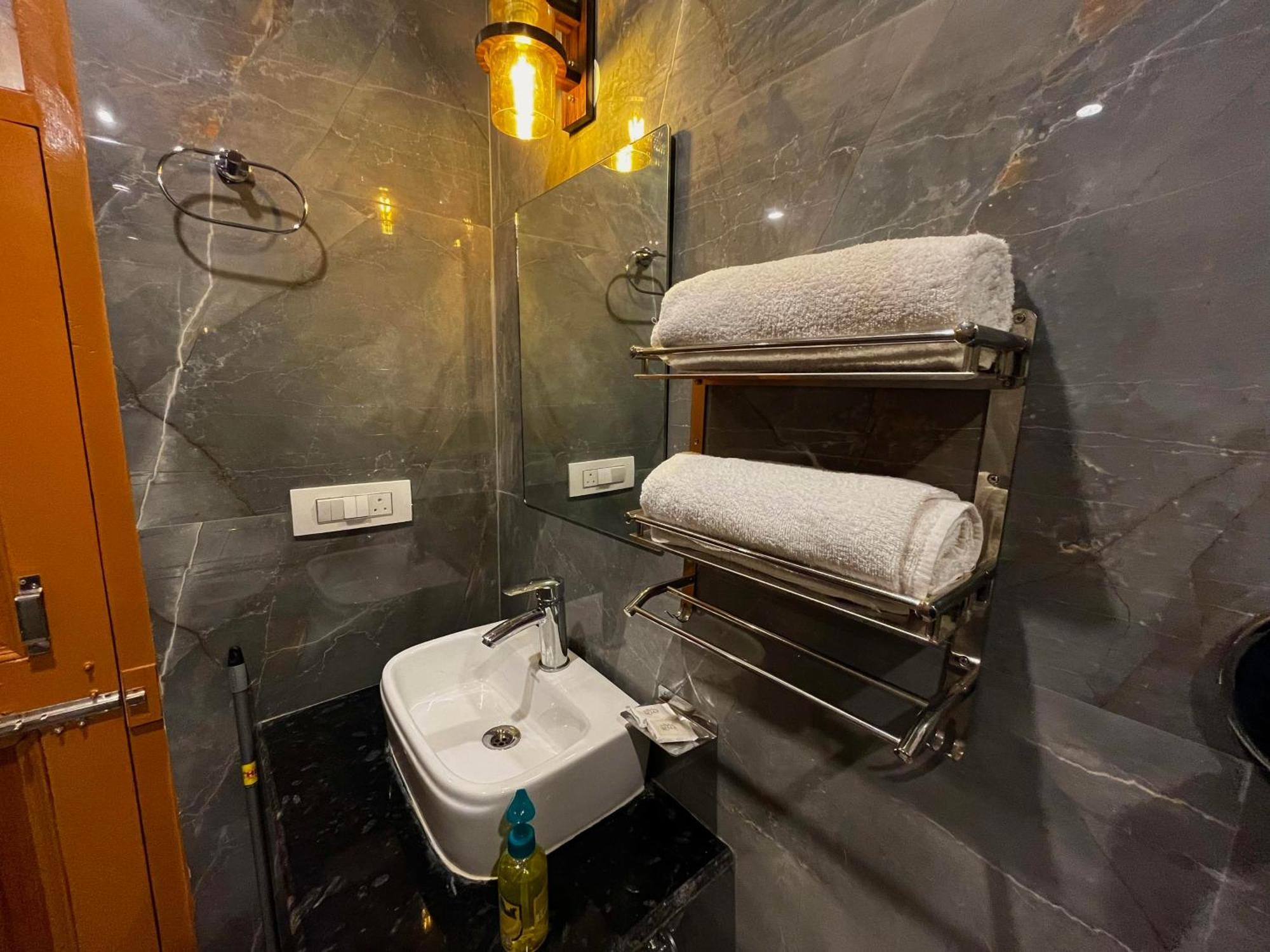 Hotel Mid Orchard Kasol L River Side -Pure Veg Hotel Bagian luar foto
