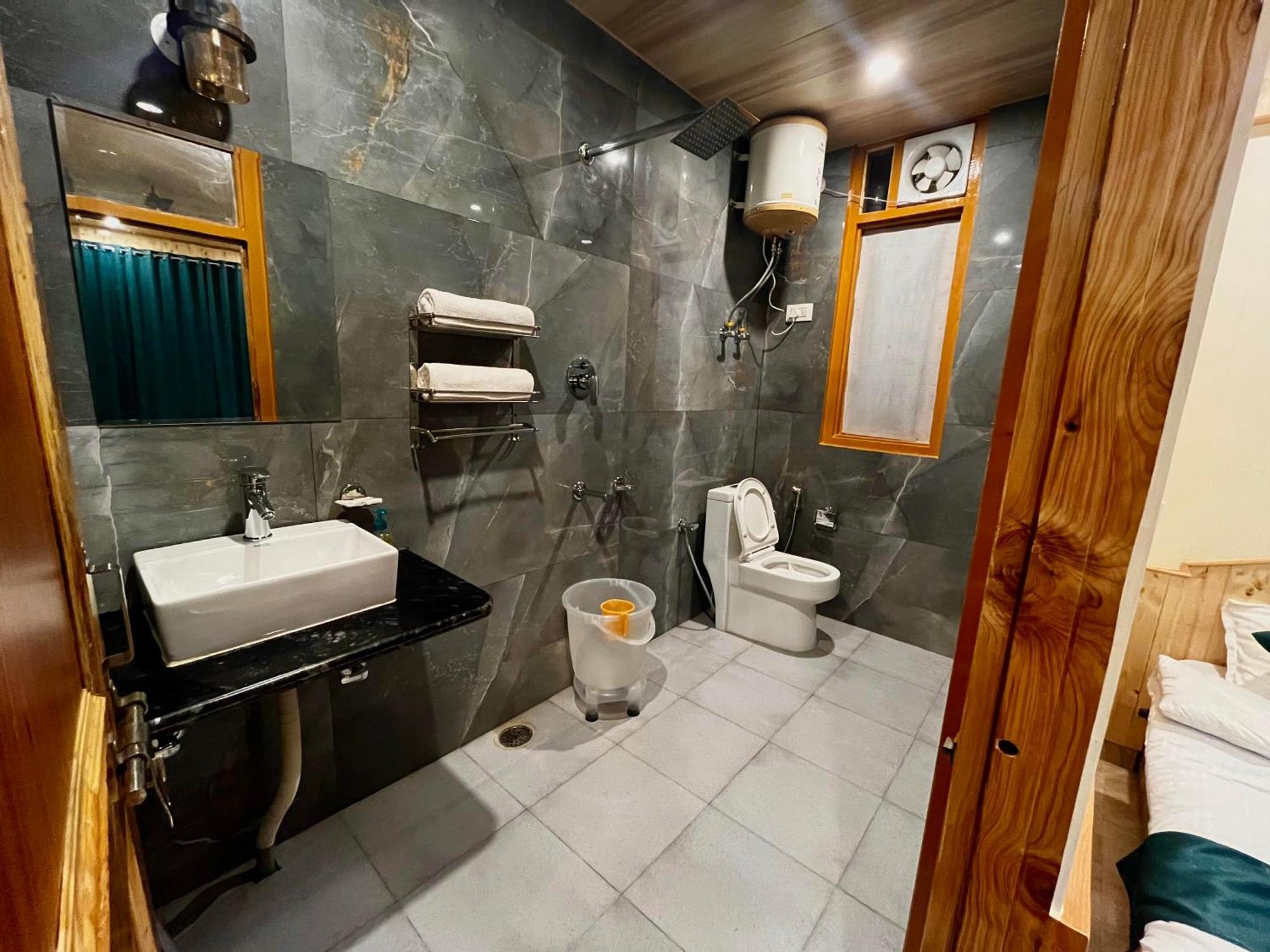 Hotel Mid Orchard Kasol L River Side -Pure Veg Hotel Bagian luar foto